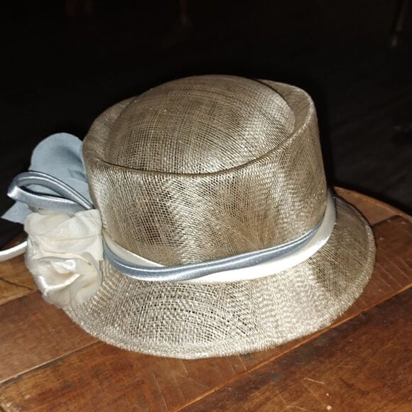 Vintage Ivory wedding party hat with blue and ivory flowers Canadian made - Picture 3 of 7